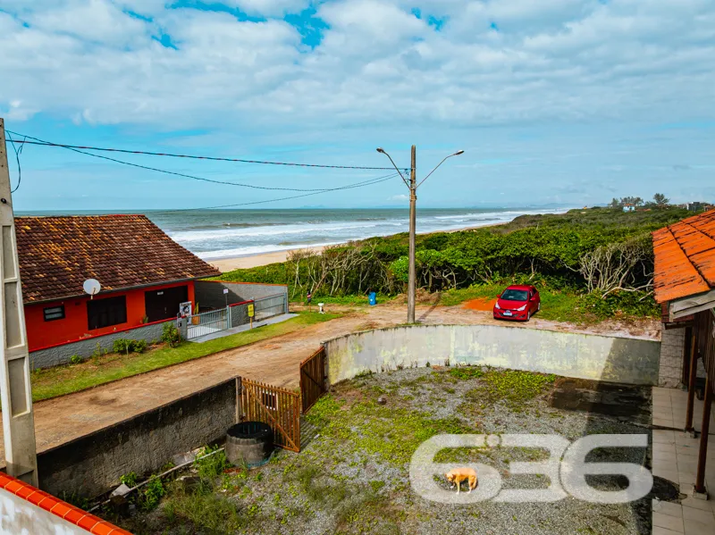 Pé na areia, vista eterna para o mar e a liberdade