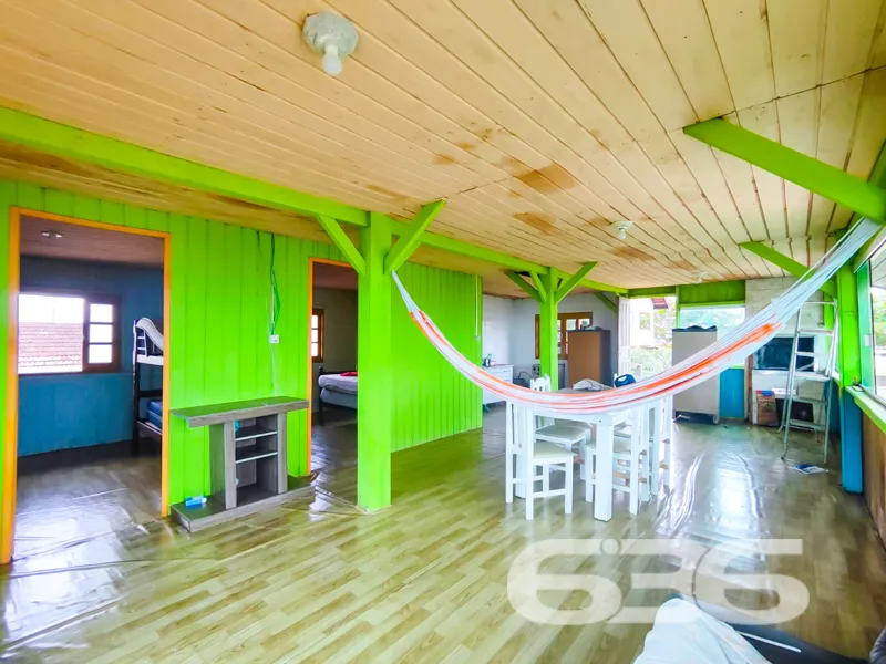 Pé na areia, vista eterna para o mar e a liberdade