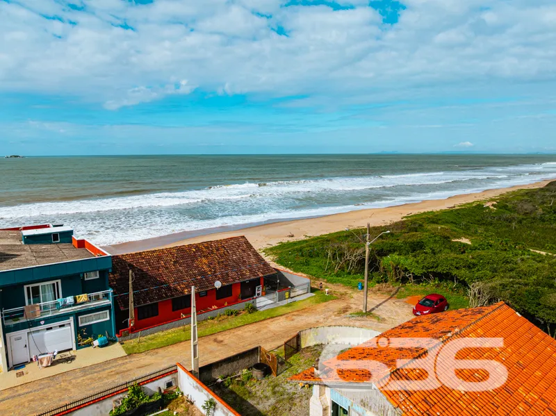 Pé na areia, vista eterna para o mar e a liberdade