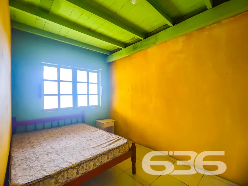 Pé na areia, vista eterna para o mar e a liberdade