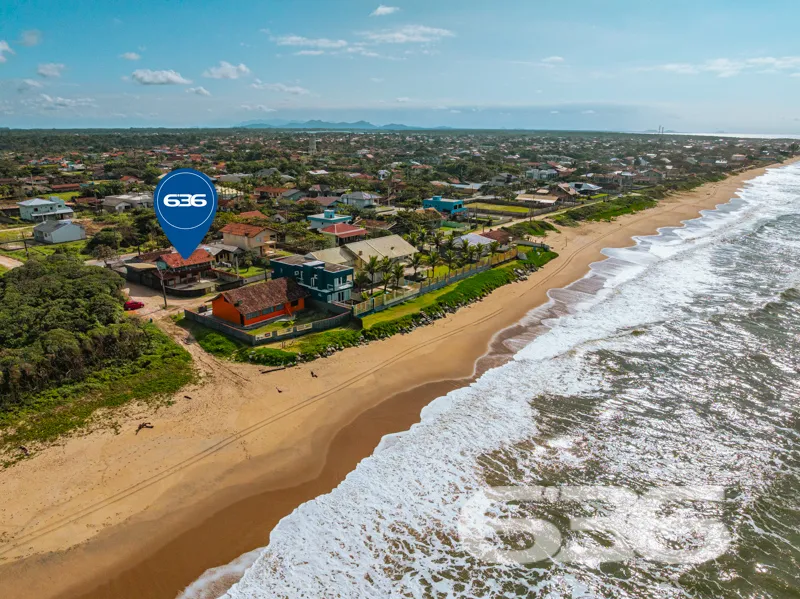 Pé na areia, vista eterna para o mar e a liberdade