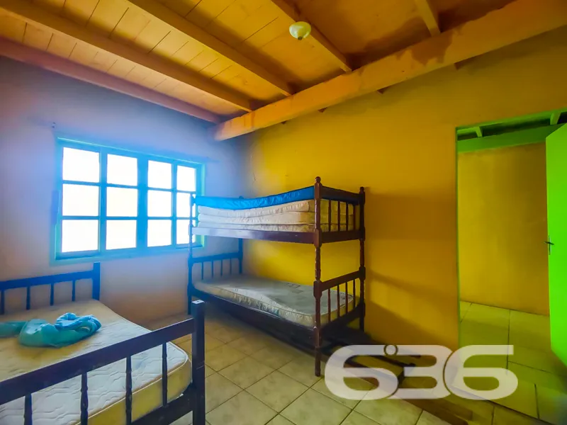 Pé na areia, vista eterna para o mar e a liberdade