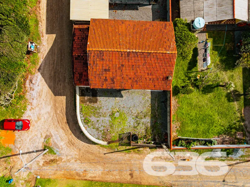 Pé na areia, vista eterna para o mar e a liberdade