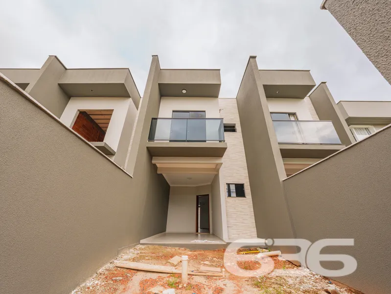 SOBRADO À VENDA COM BELO TERRENO NOS FUNDOS. SOBRA