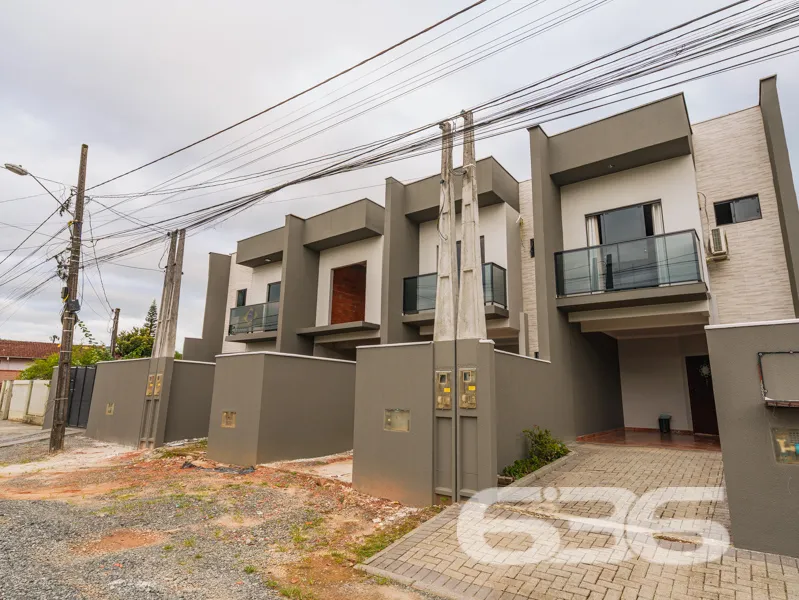 SOBRADO À VENDA COM BELO TERRENO NOS FUNDOS. SOBRA