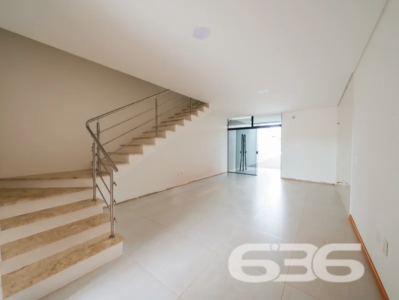 SOBRADO À VENDA COM BELO TERRENO NOS FUNDOS. SOBRA