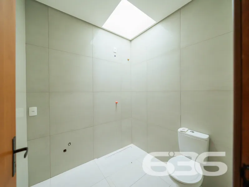 SOBRADO À VENDA COM BELO TERRENO NOS FUNDOS. SOBRA