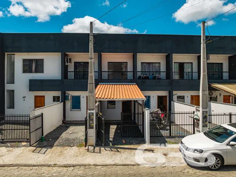 Geminado sobrado à venda no bairro Jarivatuba em J