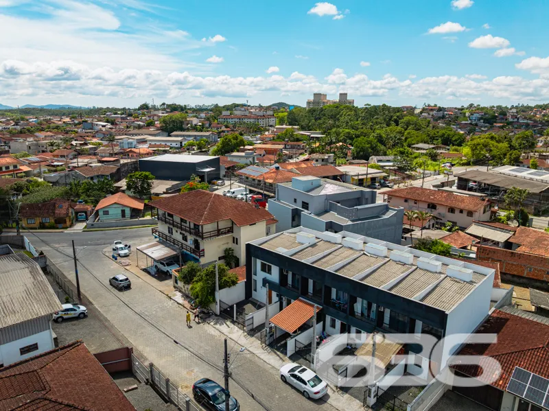 Geminado sobrado à venda no bairro Jarivatuba em J