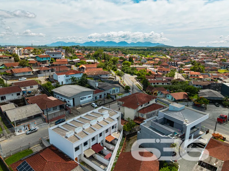 Geminado sobrado à venda no bairro Jarivatuba em J