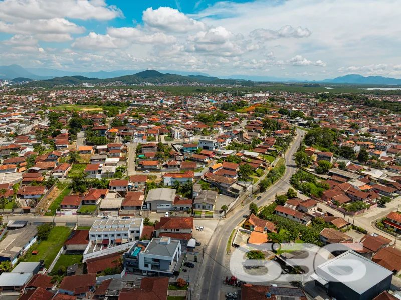 Geminado sobrado à venda no bairro Jarivatuba em J