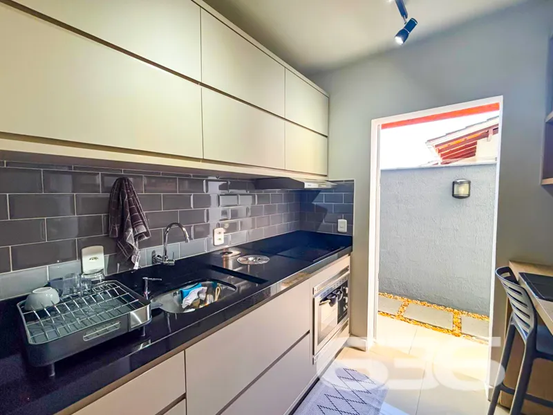 Surpreenda-se com este charmoso sobrado geminado à