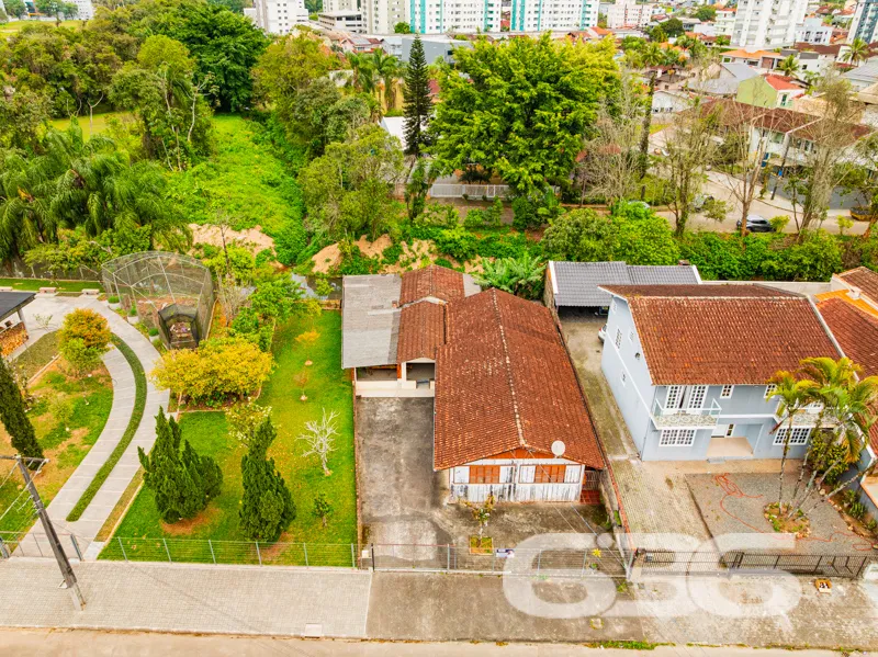 Venda de Casa Térrea com Excelente Localização em