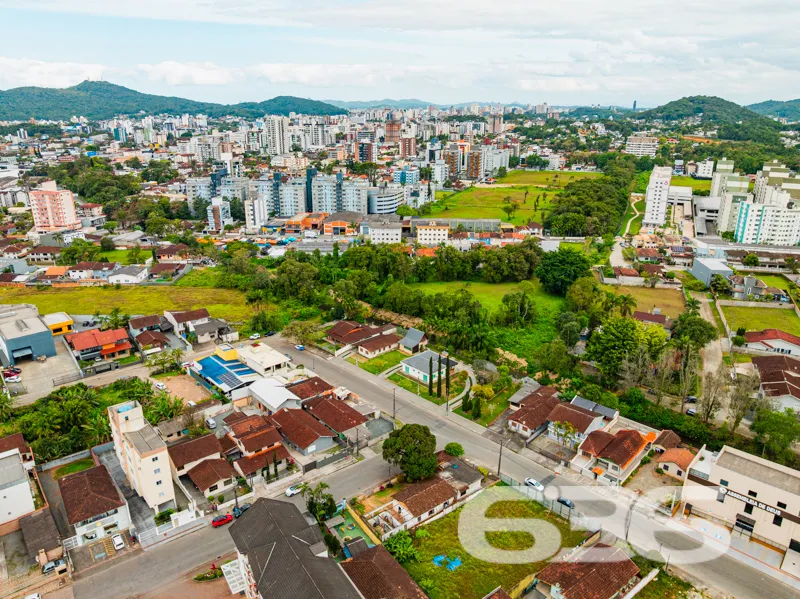Venda de Casa Térrea com Excelente Localização em