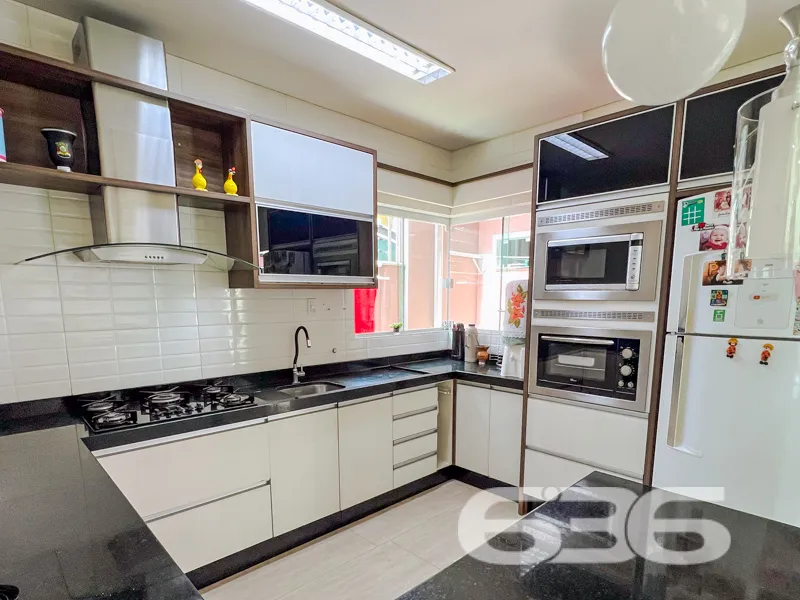 Descubra o Sobrado dos Seus Sonhos no Coração de A