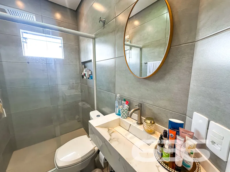 Encante-se com Seu Novo Lar: Sobrado Geminado em J