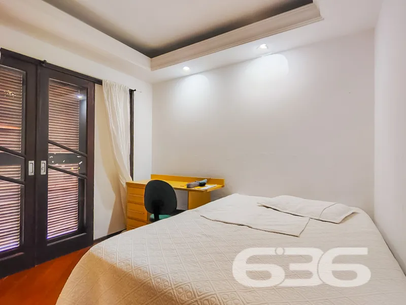 Sobrado com terreno amplo no bairro Anita Garibald