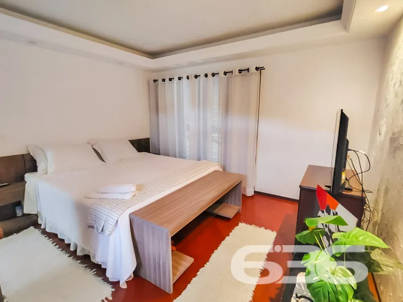 Sobrado com terreno amplo no bairro Anita Garibald