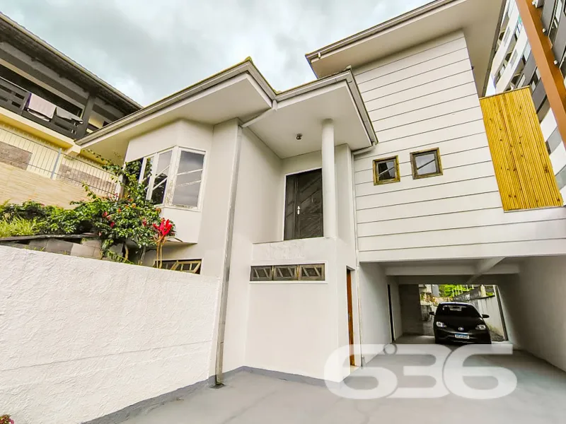 Sobrado com terreno amplo no bairro Anita Garibald