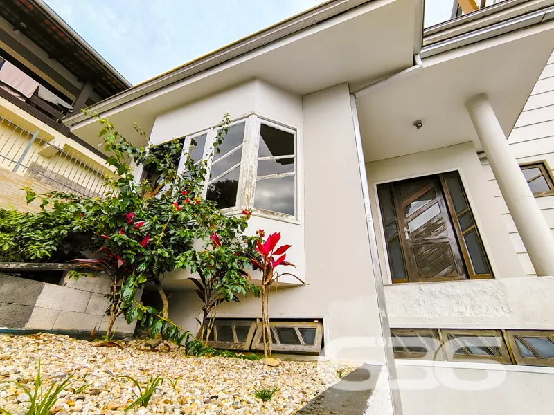 Sobrado com terreno amplo no bairro Anita Garibald