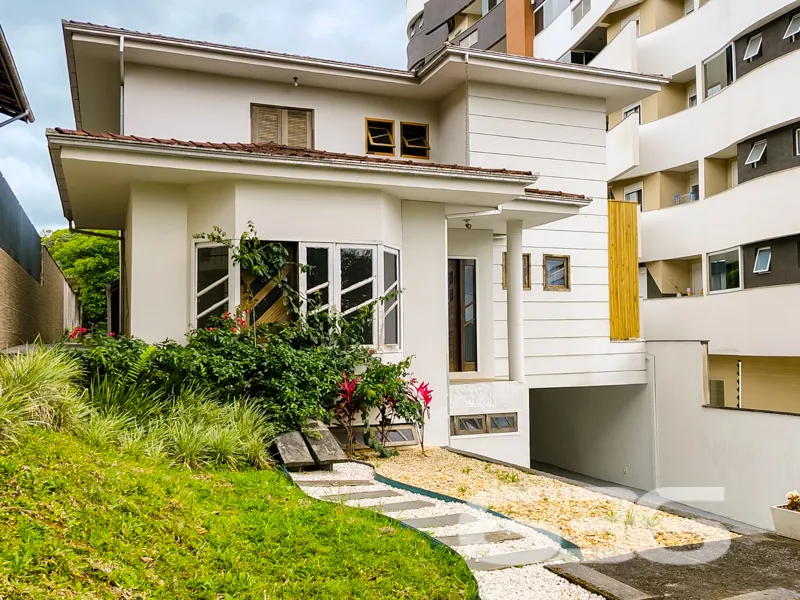 Sobrado com terreno amplo no bairro Anita Garibald