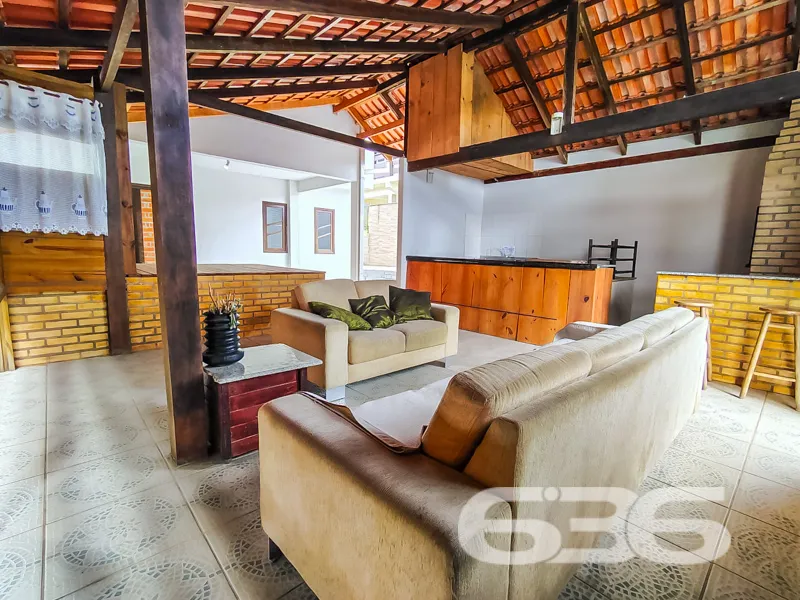 Sobrado com terreno amplo no bairro Anita Garibald