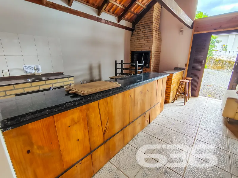 Sobrado com terreno amplo no bairro Anita Garibald