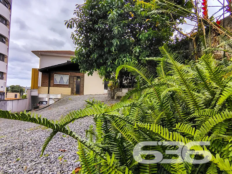 Sobrado com terreno amplo no bairro Anita Garibald