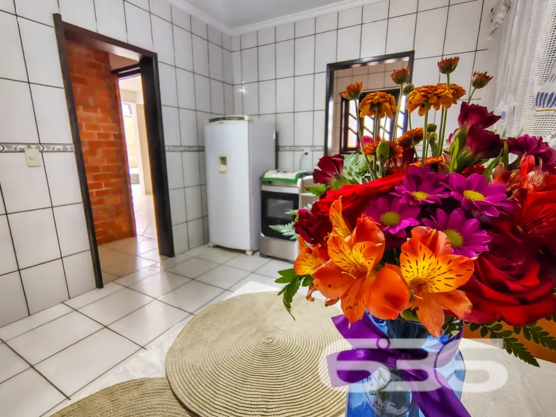 Sobrado com terreno amplo no bairro Anita Garibald