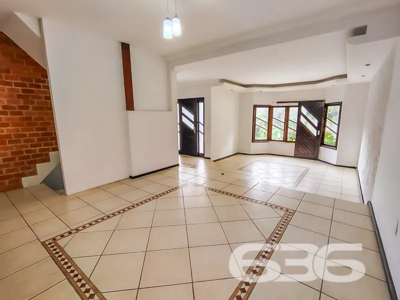 Sobrado com terreno amplo no bairro Anita Garibald