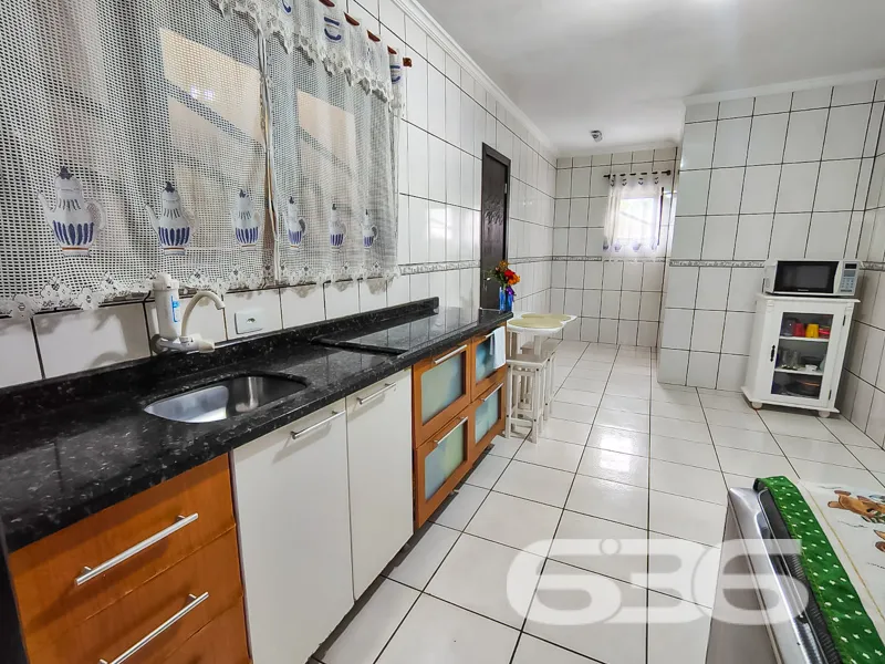 Sobrado com terreno amplo no bairro Anita Garibald