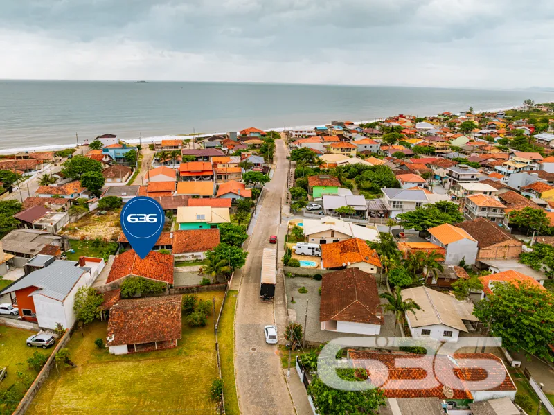 CASA À VENDA NO CENTRO DE BALNEÁRIO BARRA DO SUL |