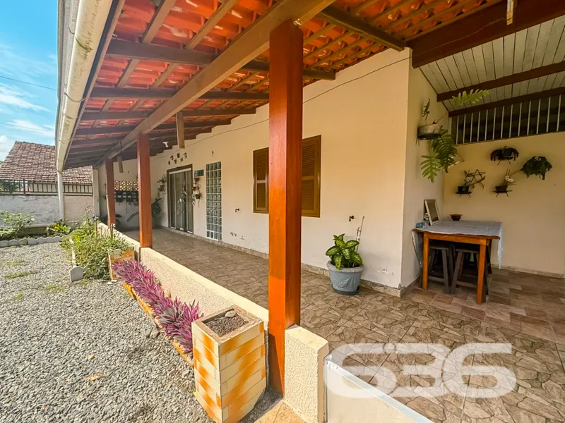 CASA À VENDA NO CENTRO DE BALNEÁRIO BARRA DO SUL |