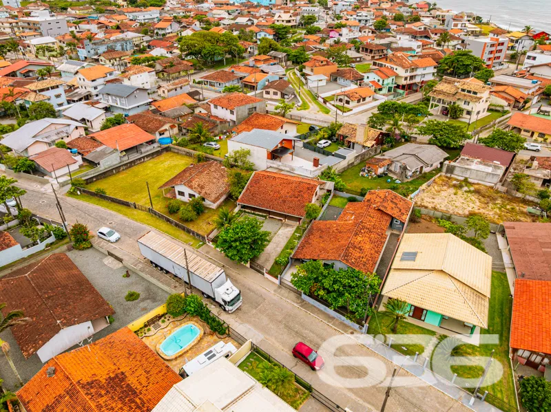CASA À VENDA NO CENTRO DE BALNEÁRIO BARRA DO SUL |