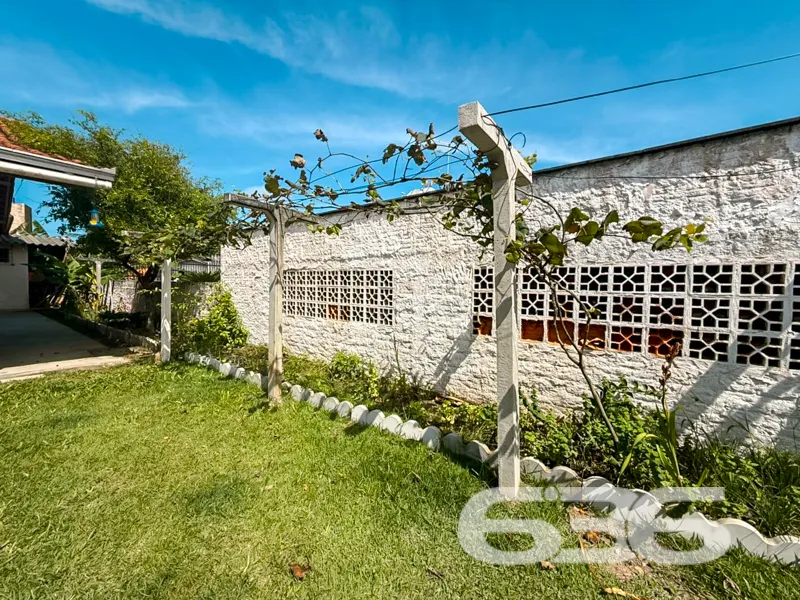 CASA À VENDA NO CENTRO DE BALNEÁRIO BARRA DO SUL |