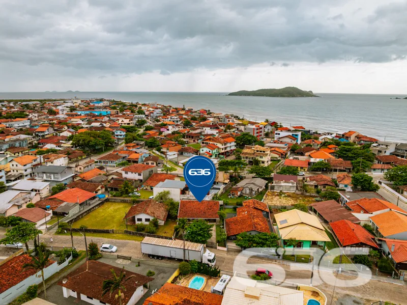 CASA À VENDA NO CENTRO DE BALNEÁRIO BARRA DO SUL |
