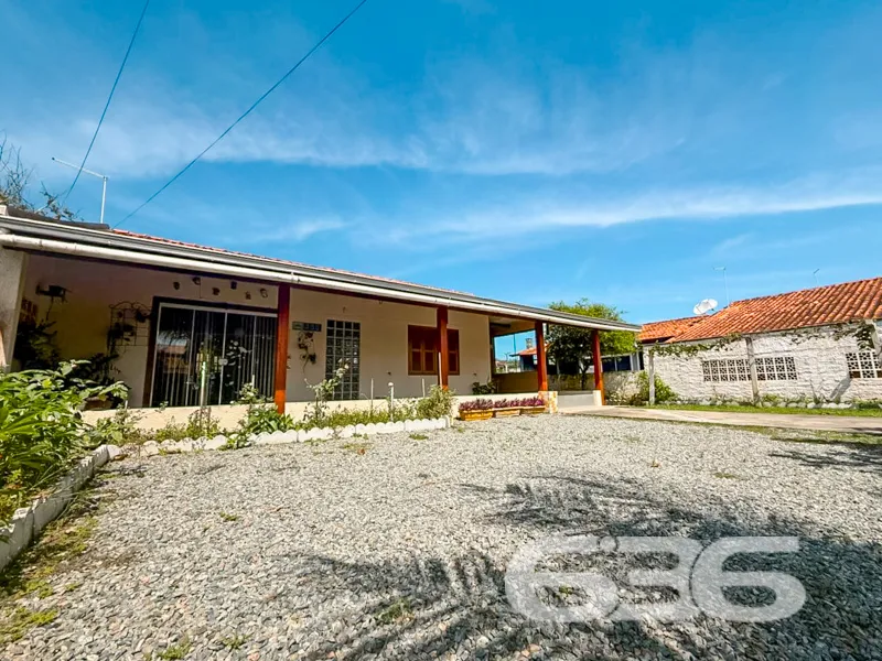 CASA À VENDA NO CENTRO DE BALNEÁRIO BARRA DO SUL |
