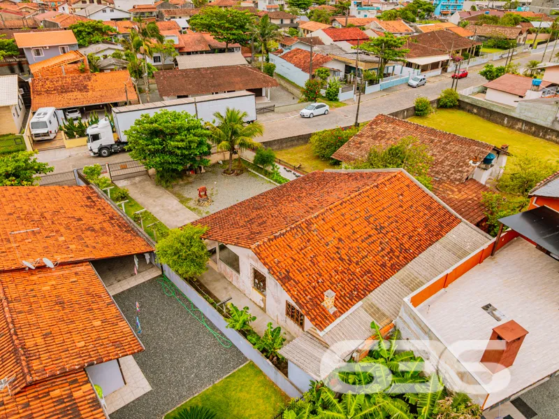 CASA À VENDA NO CENTRO DE BALNEÁRIO BARRA DO SUL |