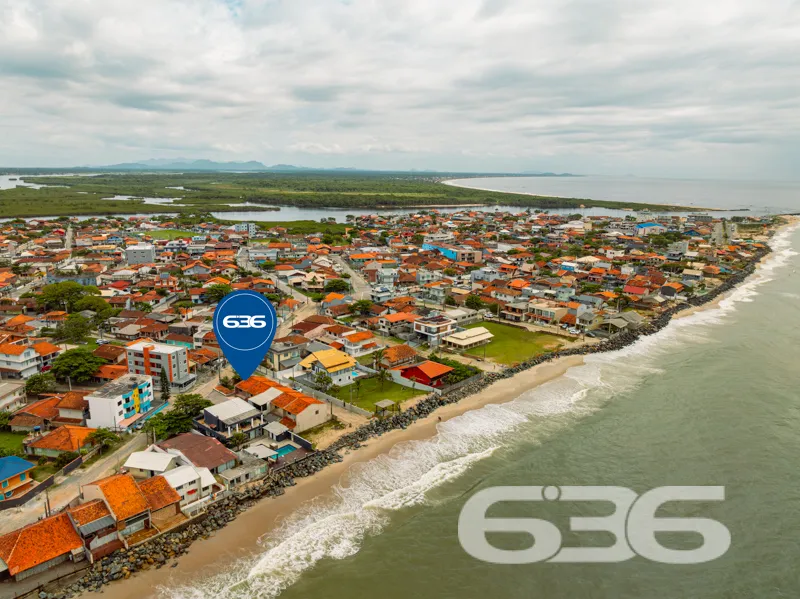 Sobrado à venda no Centro de Balneário Barra do Su