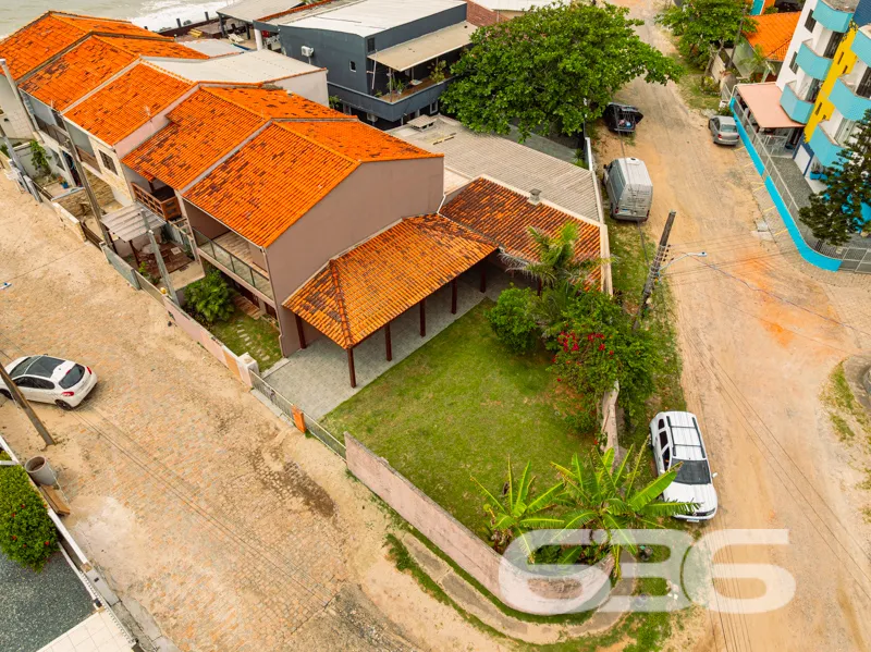 Sobrado à venda no Centro de Balneário Barra do Su