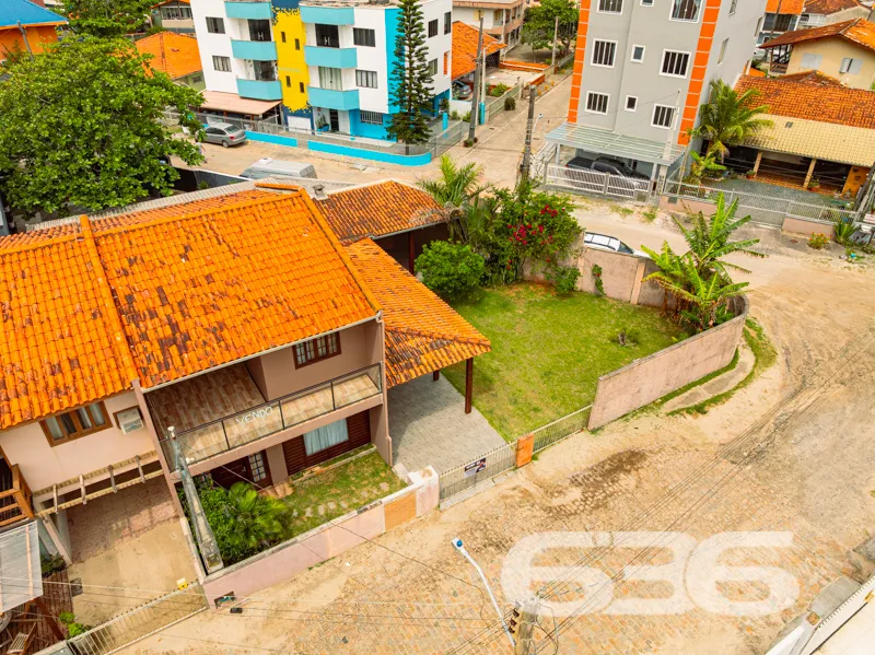 Sobrado à venda no Centro de Balneário Barra do Su