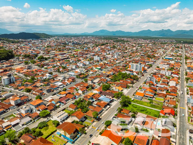 Casa à venda no Iririú, Joinville em rua pavimenta