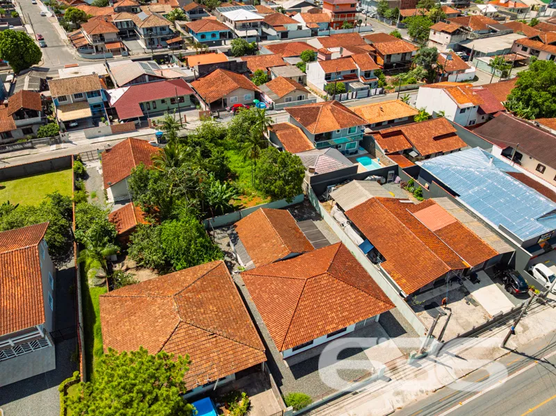 Casa à venda no Iririú, Joinville em rua pavimenta