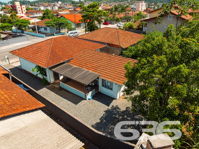 Casa à venda no Iririú, Joinville em rua pavimenta