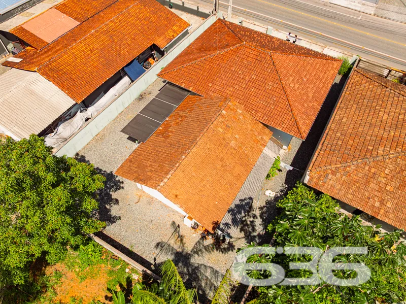 Casa à venda no Iririú, Joinville em rua pavimenta