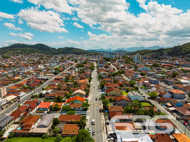 Casa à venda no Iririú, Joinville em rua pavimenta