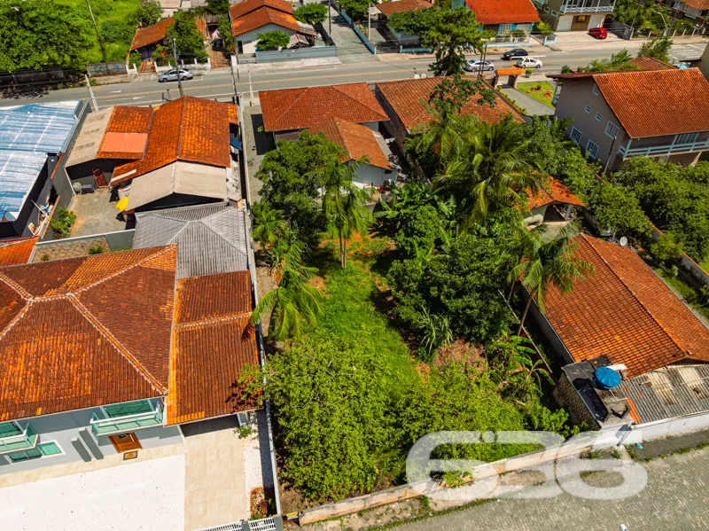 Casa à venda no Iririú, Joinville em rua pavimenta
