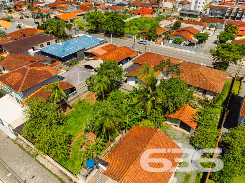 Casa à venda no Iririú, Joinville em rua pavimenta