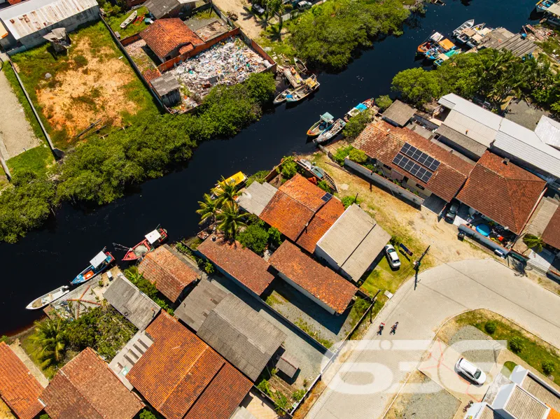 Casa à venda fundos para o rio no Centro, Balneári