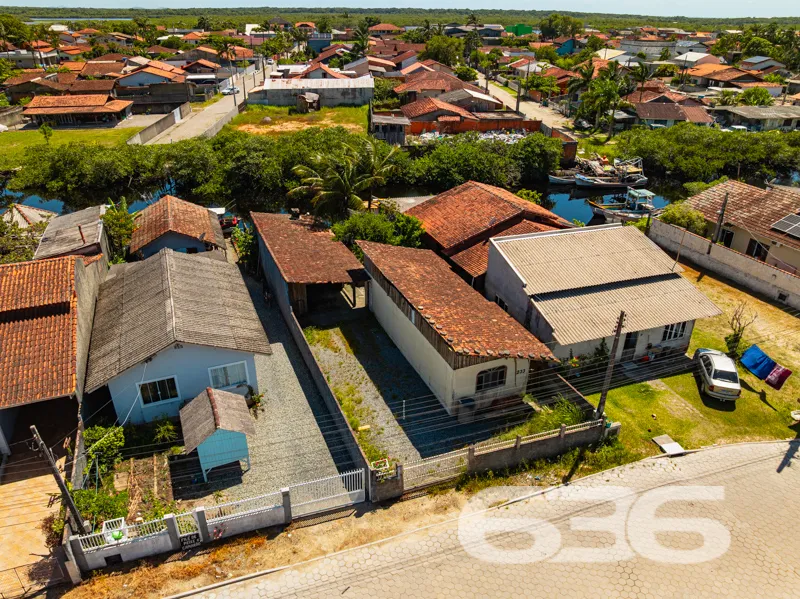 Casa à venda fundos para o rio no Centro, Balneári
